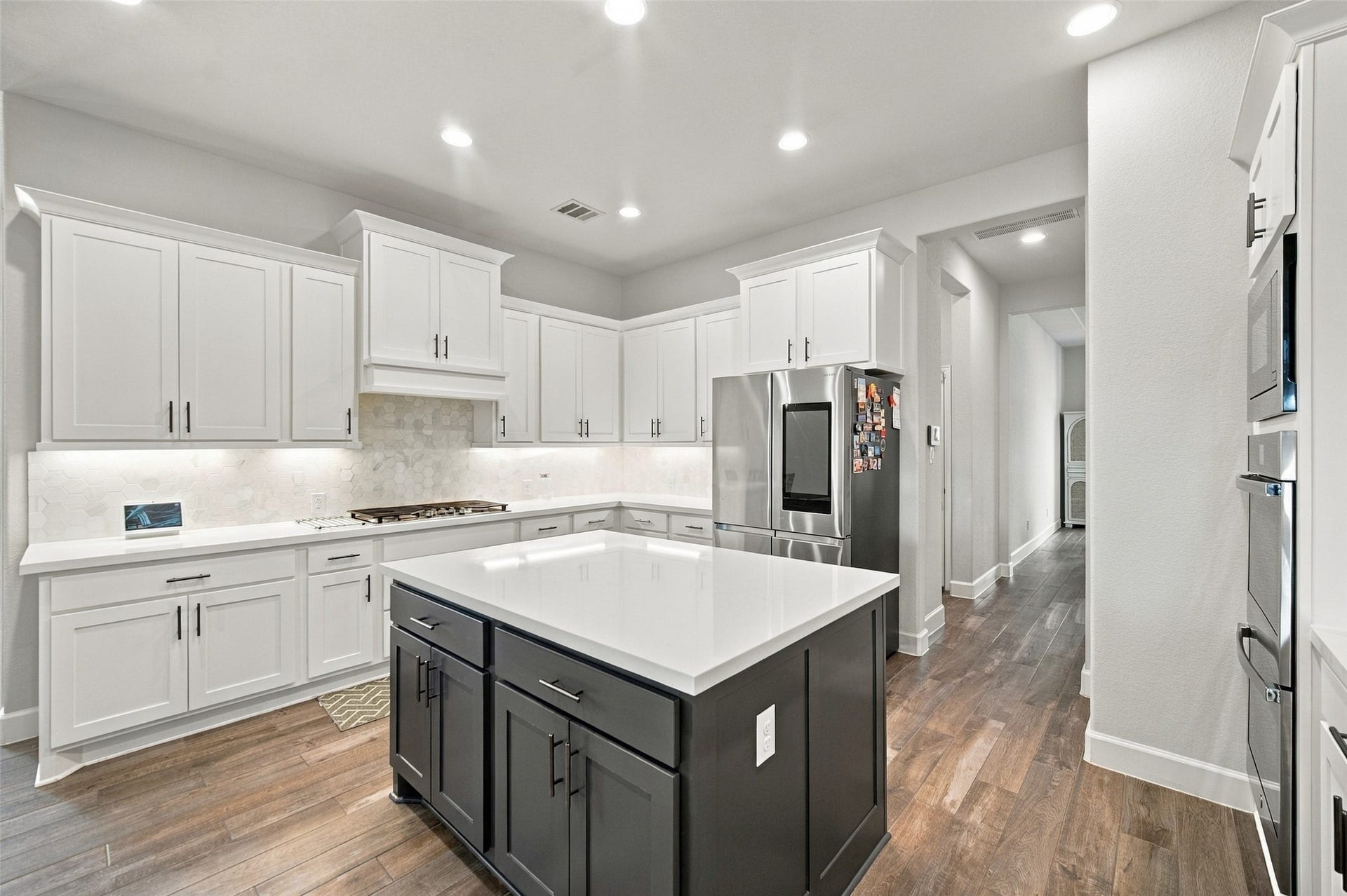 20503 Star Stable Lane, Tomball, TX 77377 Beautiful, well layed out kitchen is perfect for cooking and enjoying family time together.