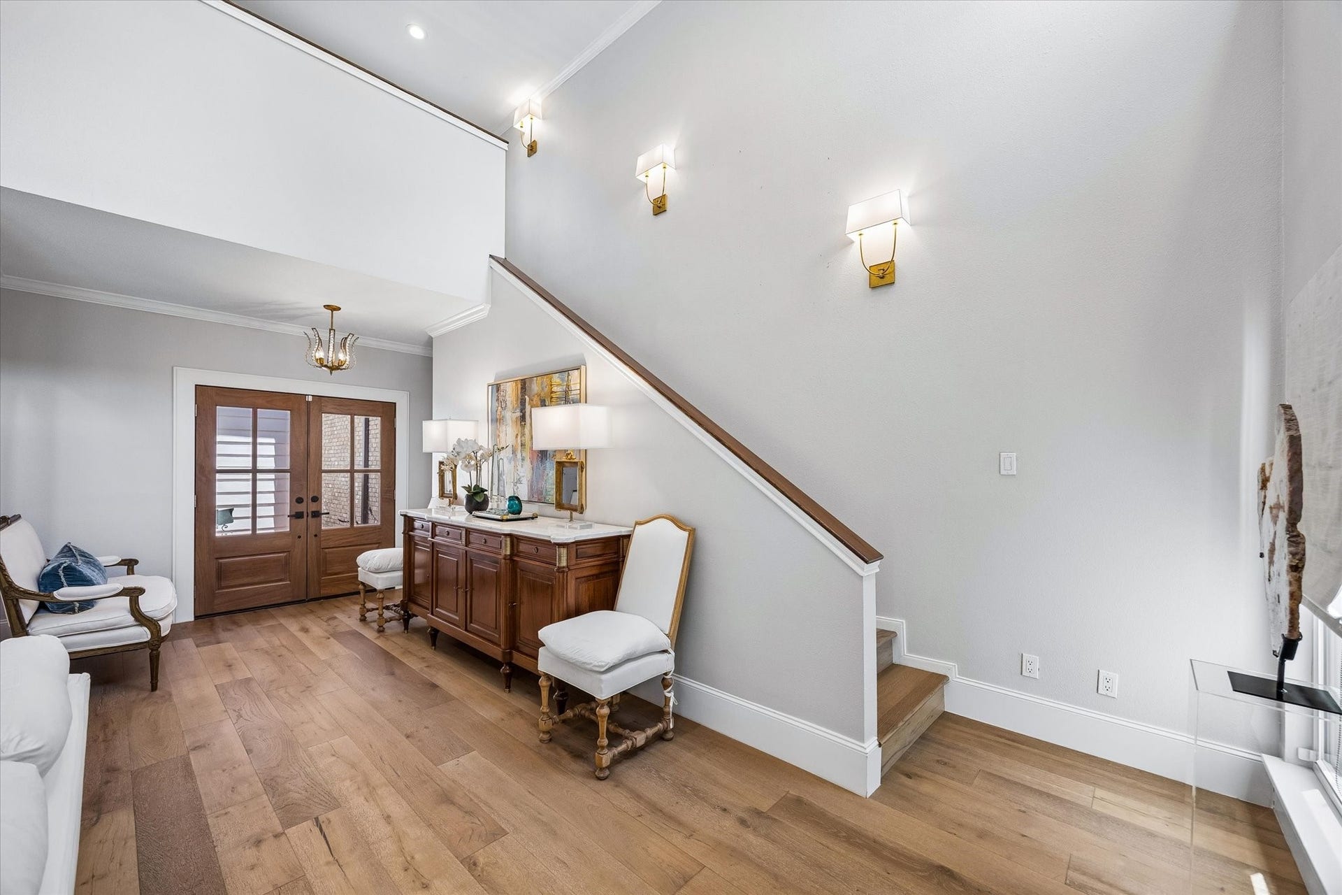 2555 Bering Drive, #11, Houston, TX 77057 The entry features a formal foyer that flows seamlessly into the open-concept living area, complemented by wide-plank white oak flooring throughout.