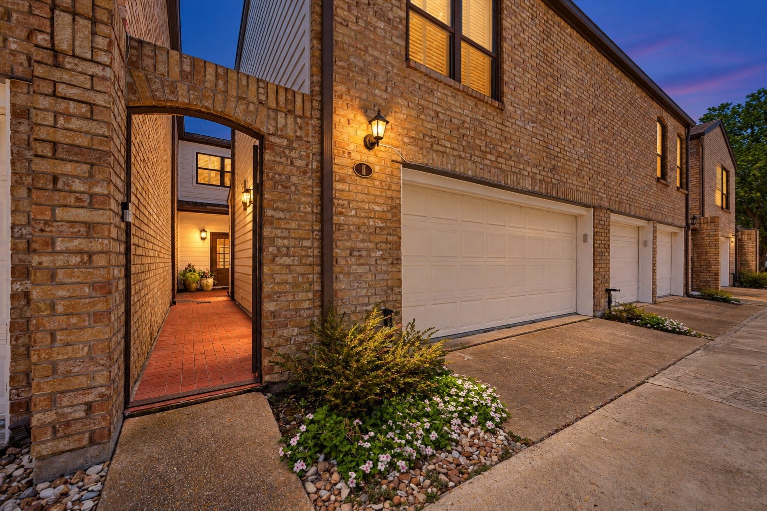 2555 Bering Drive, #11, Houston, TX 77057 Welcome to Unit #11! Youll love the private, secure entryway leading to this stunning home.
