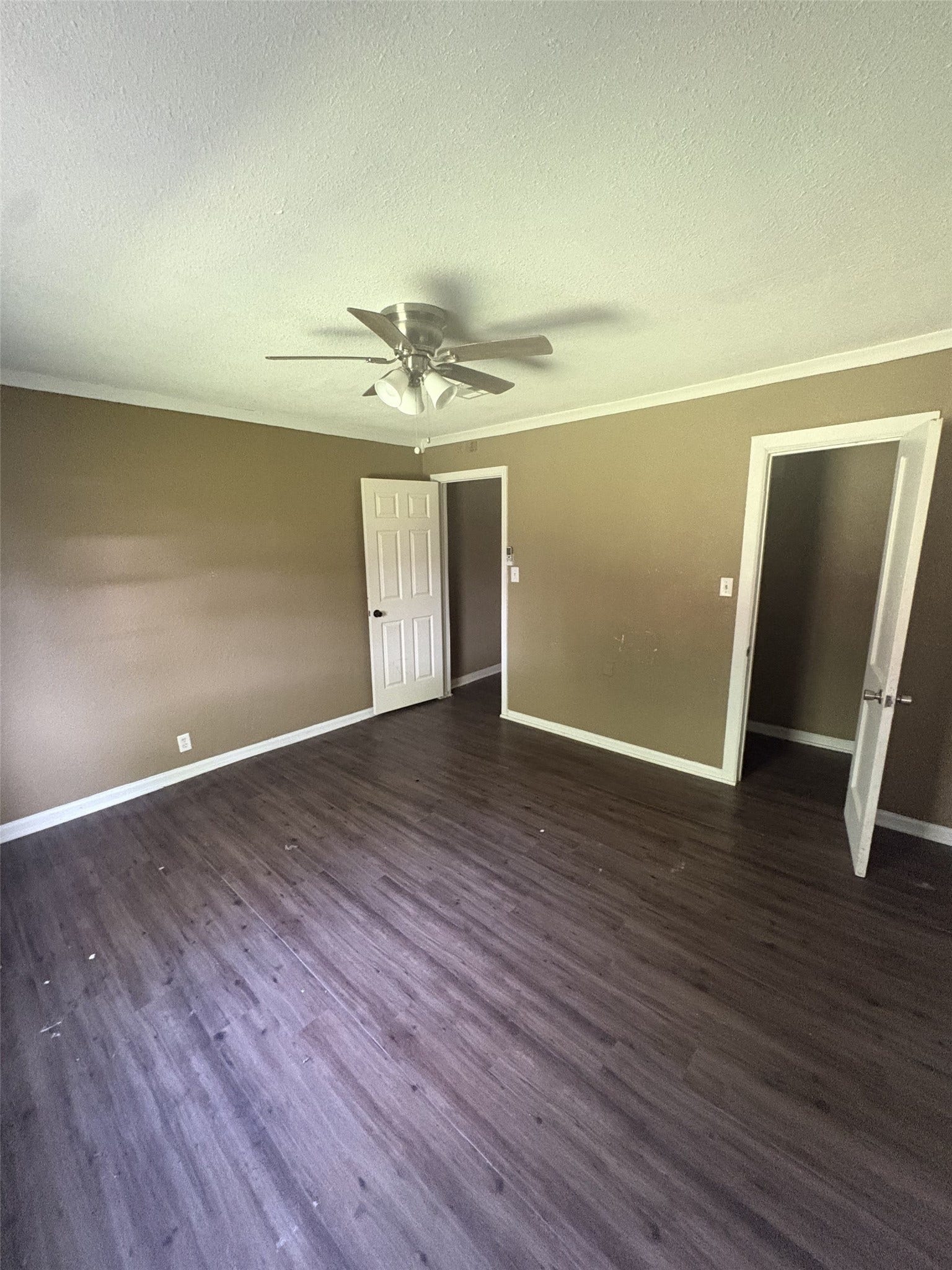 113 N Pecan Drive, Texas City, TX 77591 This alternate room view shows the doorway and closet access.