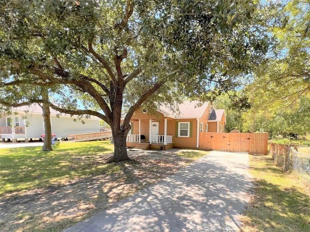 113 N Pecan Drive, Texas City, TX 77591 Prior-listing front yard and driveway view; current condition should be verified.