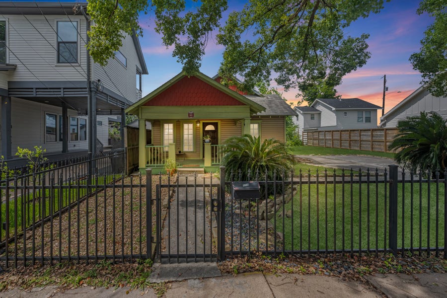 Property photo for 912 Robbie Street, Houston, TX