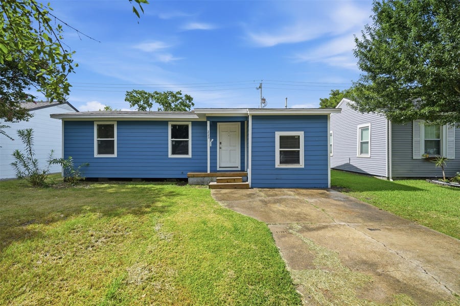 Property photo for 225 19th Avenue N, Texas City, TX
