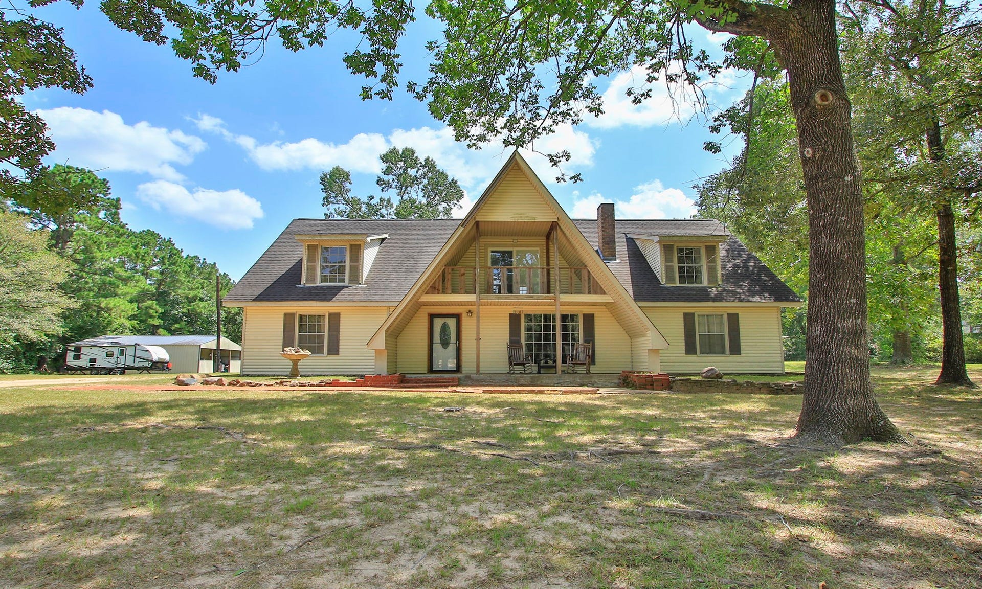 Welcome home! This amazing opportunity offers space, flexibility, and endless possibilities. Schedule your private showing today!
