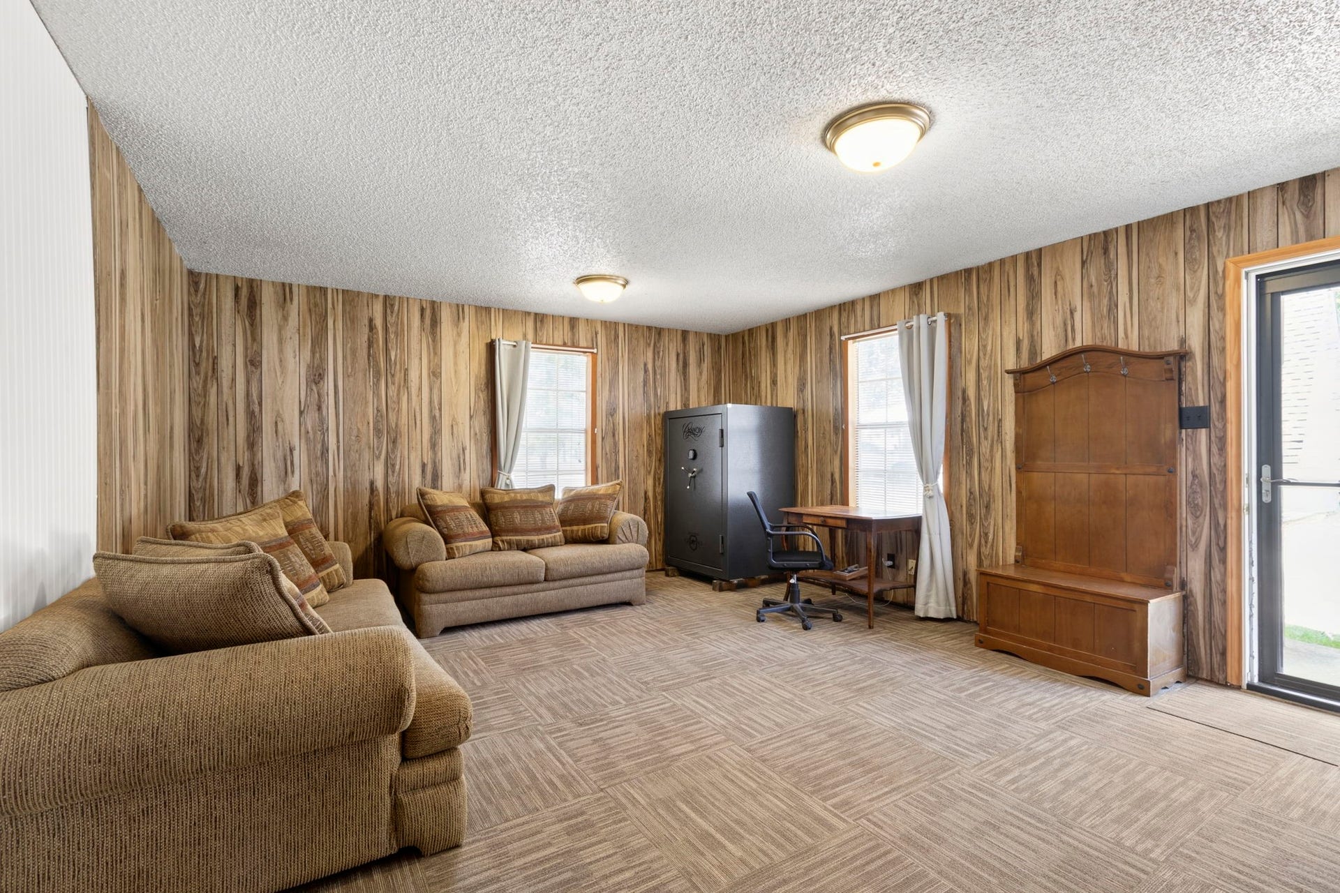 A flexible secondary living space with endless possibilities.
Featuring a separate side entrance, this area could become a private suite, home office, game room, or comfortable space for extended family and guests.