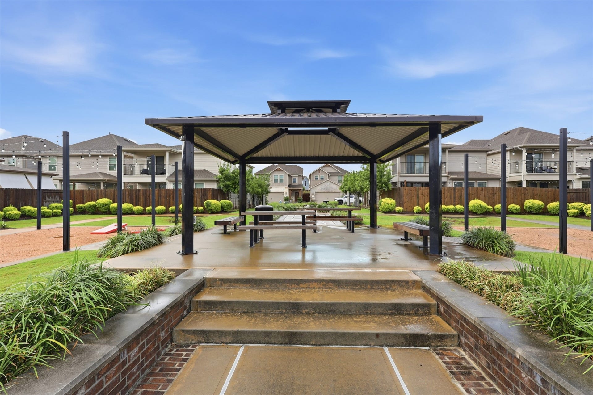 4028 Starbright Street, Houston, TX 77018 A covered community pavilion provides a sheltered outdoor setting perfect for hosting neighborhood gatherings or enjoying weekend picnics.