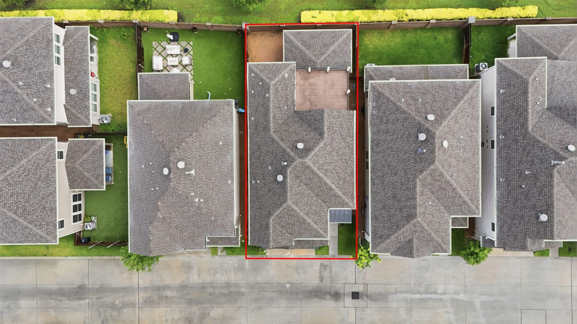 4028 Starbright Street, Houston, TX 77018 A straight-down bird's-eye perspective outlines the property boundaries, roof configuration, and private backyard lot.