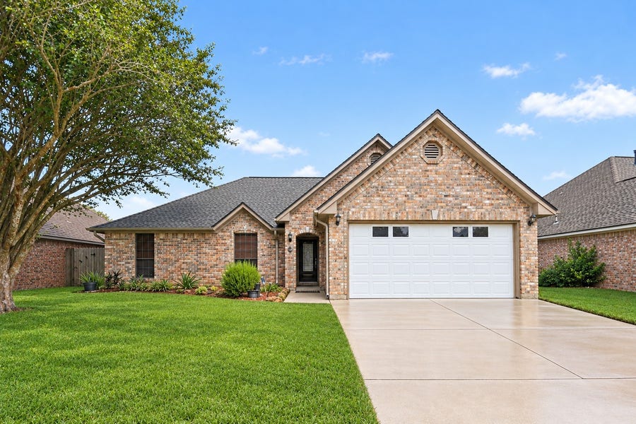 Property photo for 112 Zinnia Street, Lake Jackson, TX