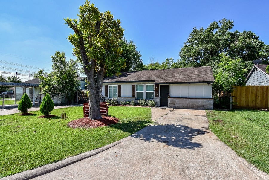Property photo for 1303 W Ellaine Avenue, Pasadena, TX