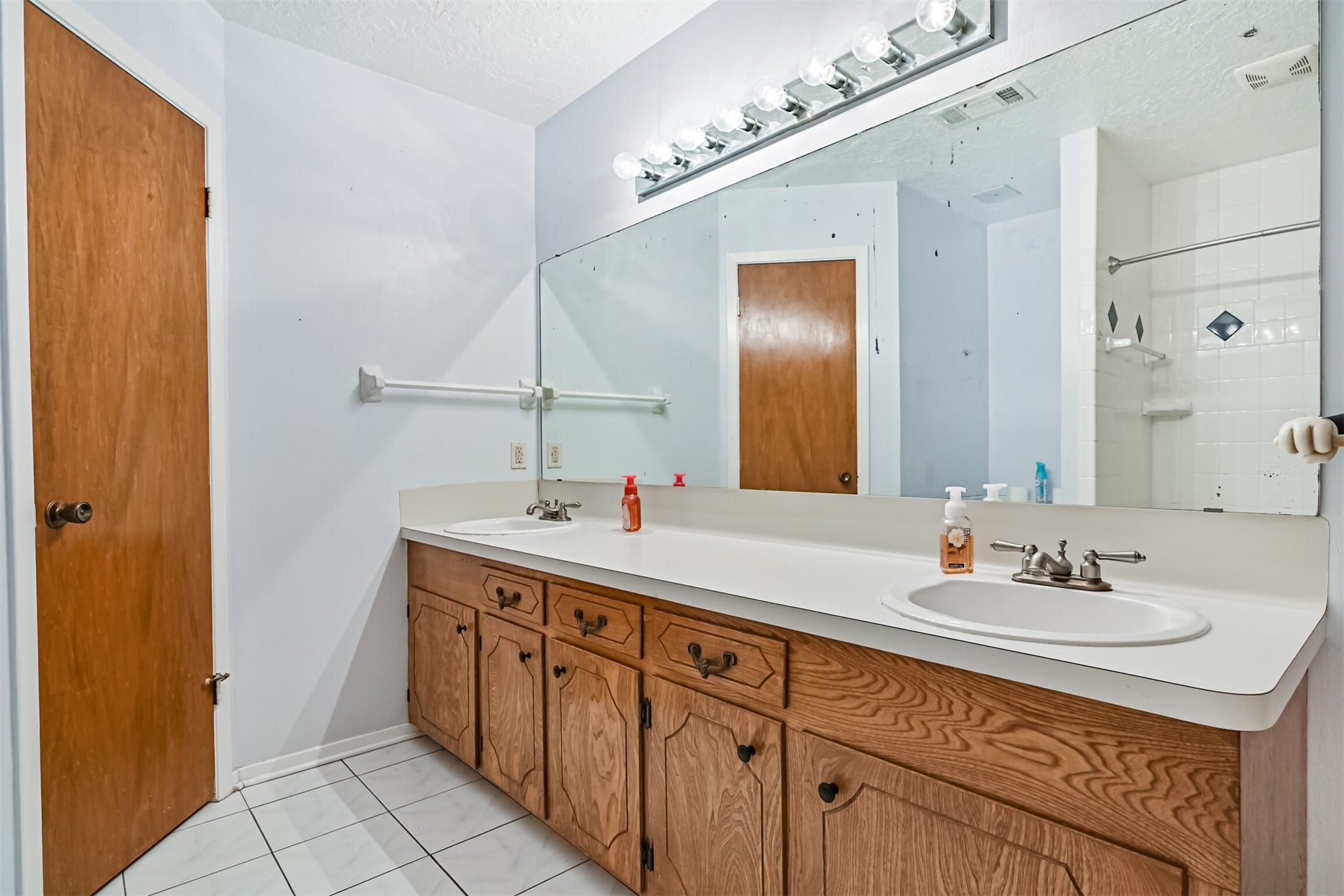 2012 Scott Street, La Marque, TX 77568 Primary bath