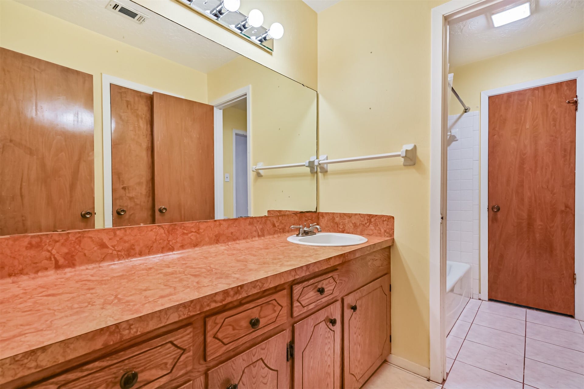 2012 Scott Street, La Marque, TX 77568 Secondary bath