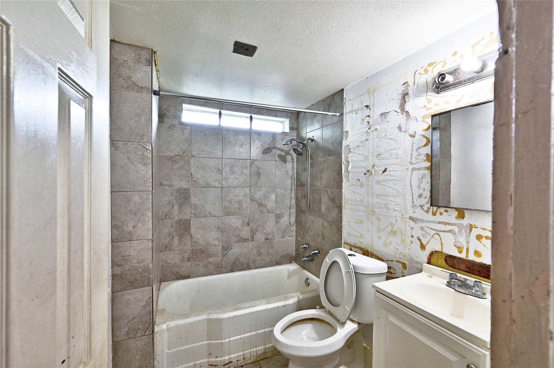 314 King Street, Houston, TX 77022 Secondary bathroom