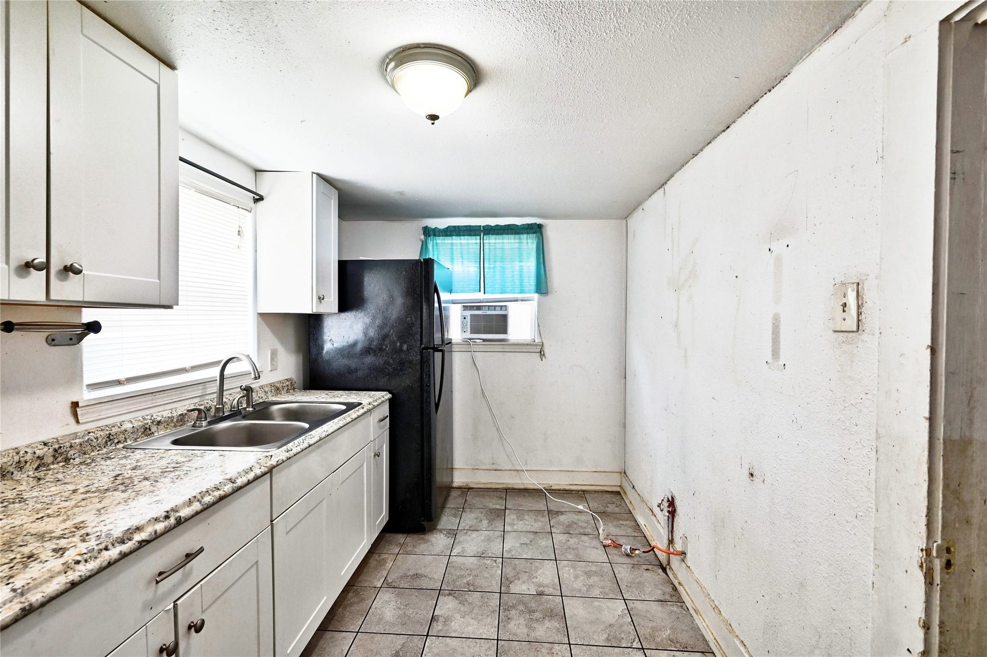 314 King Street, Houston, TX 77022 Kitchen