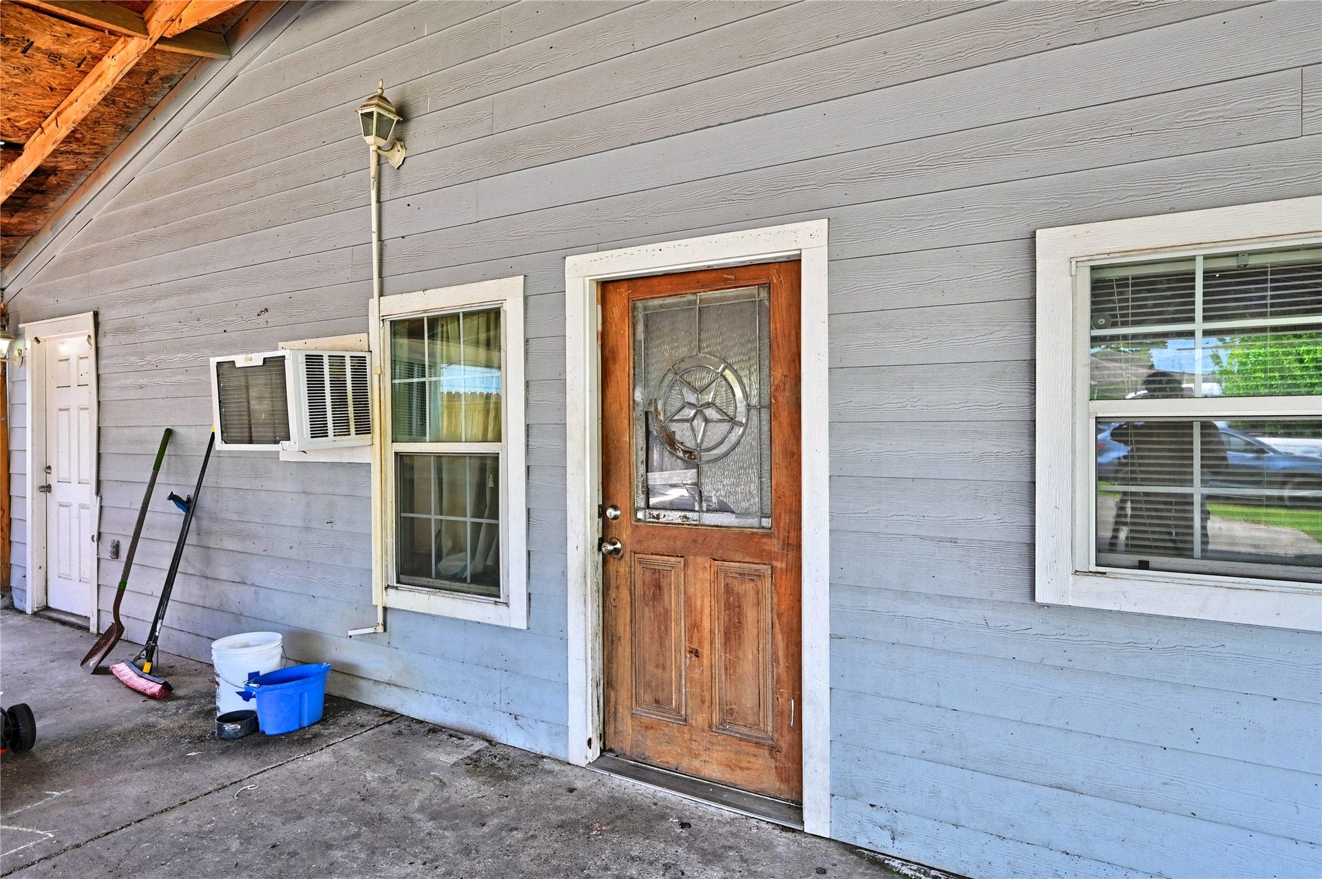 314 King Street, Houston, TX 77022 Front entryway