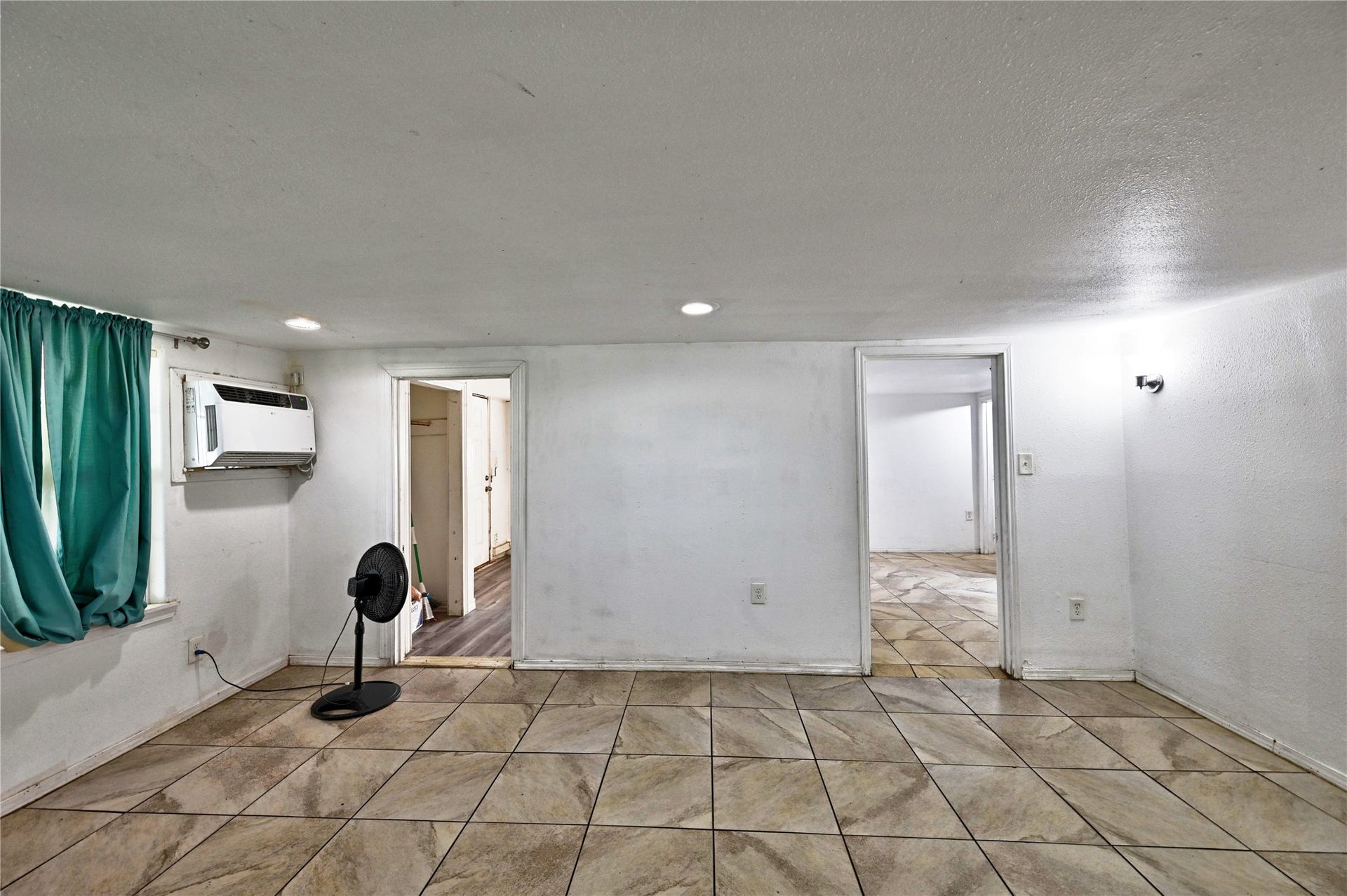 314 King Street, Houston, TX 77022 Family room