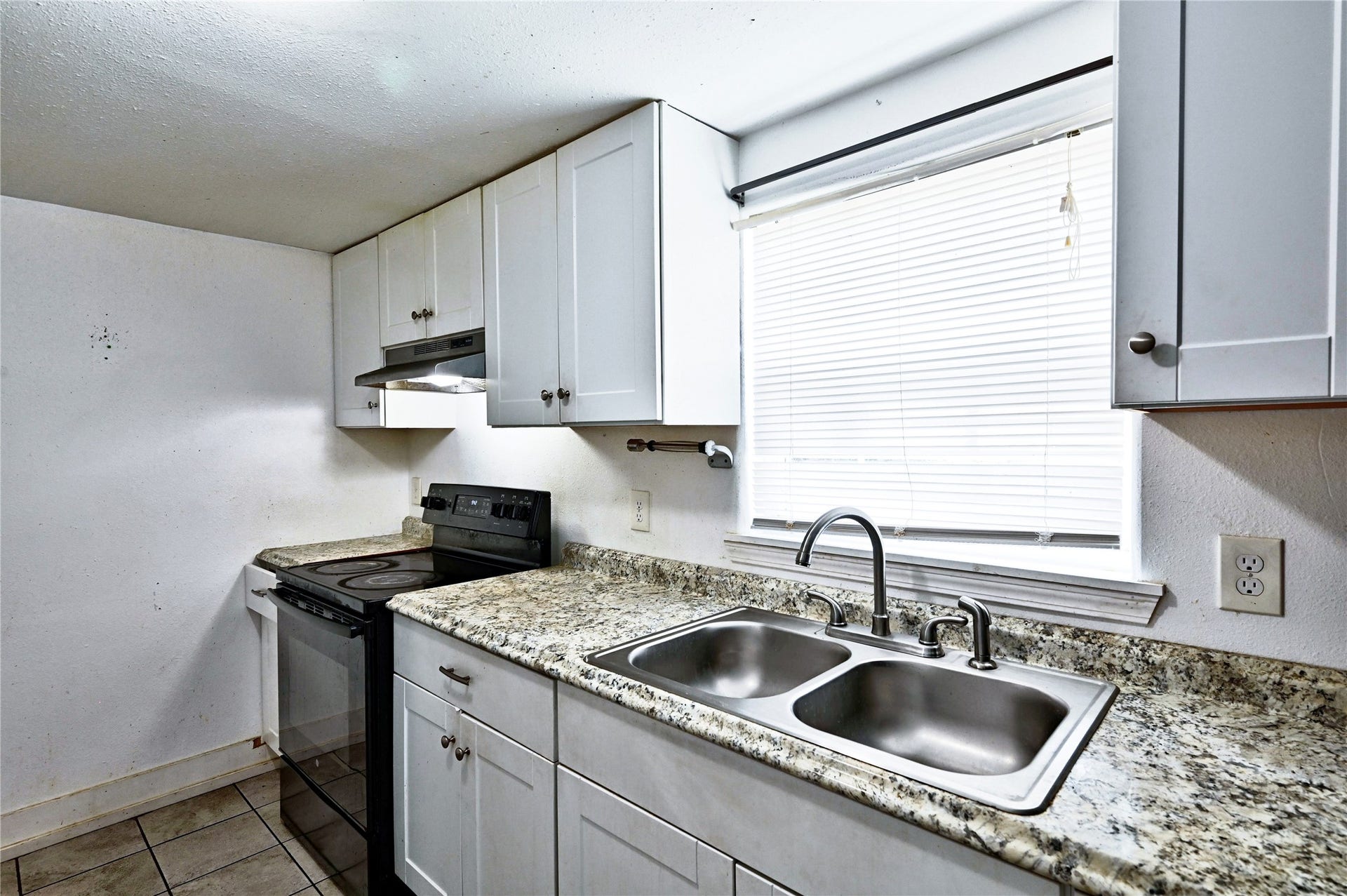 314 King Street, Houston, TX 77022 Kitchen