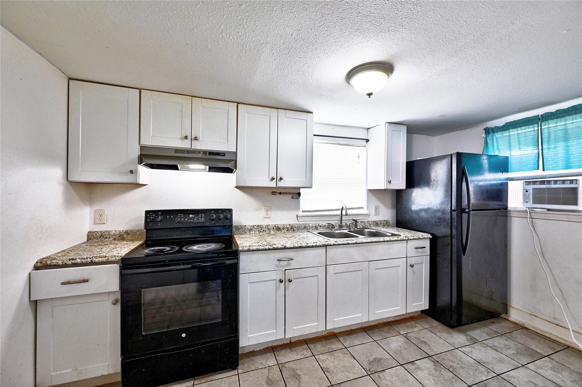 314 King Street, Houston, TX 77022 Kitchen