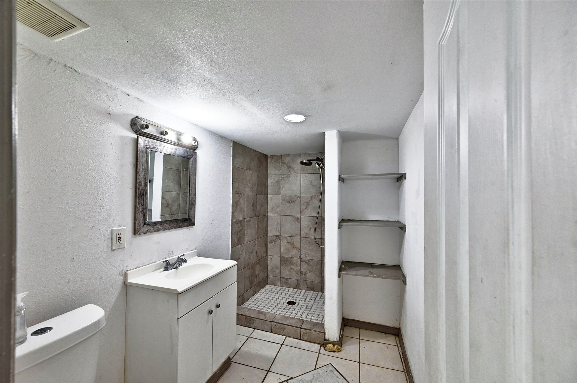 314 King Street, Houston, TX 77022 Primary Bathroom