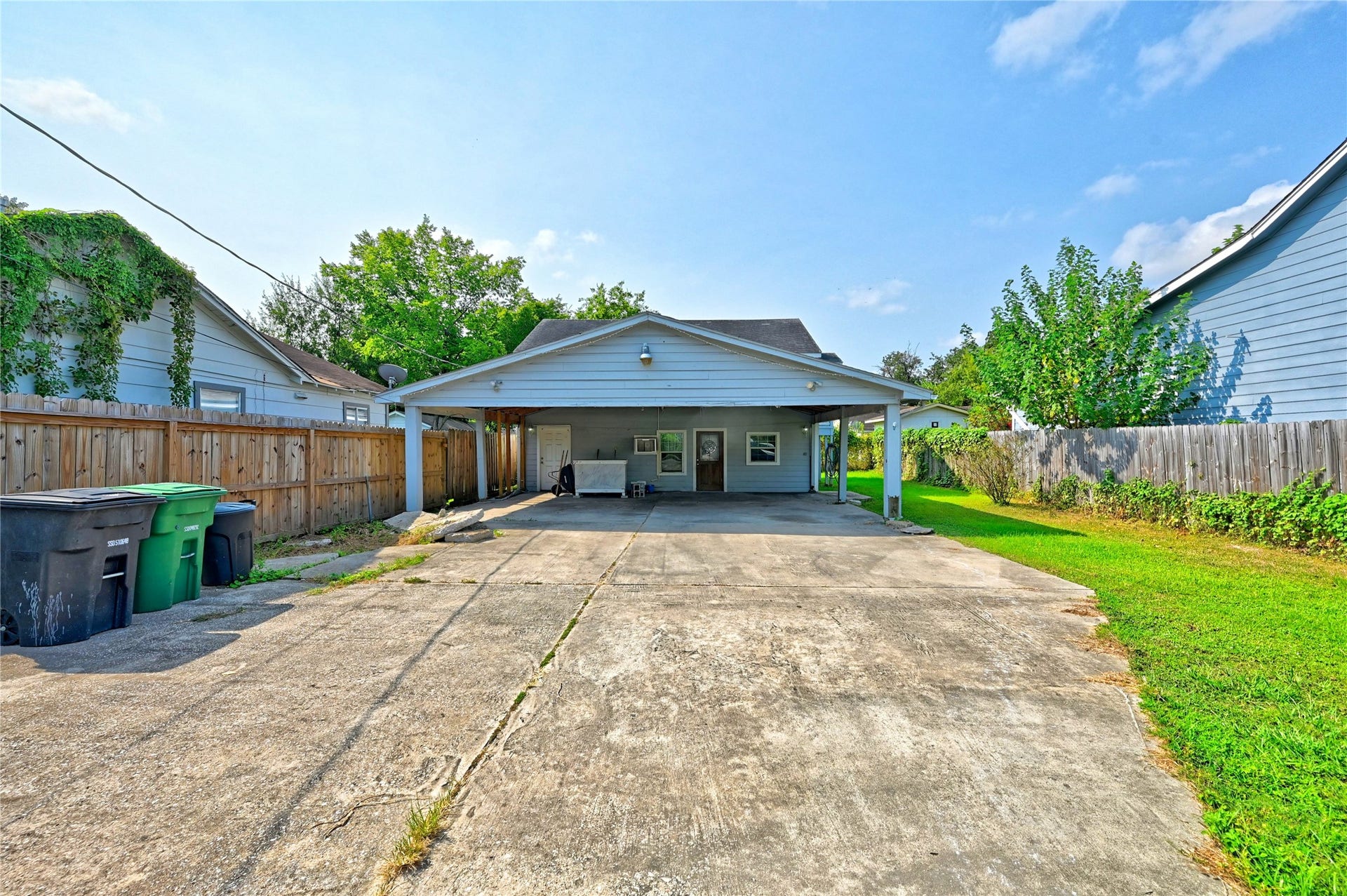 314 King Street, Houston, TX 77022 Long driveway