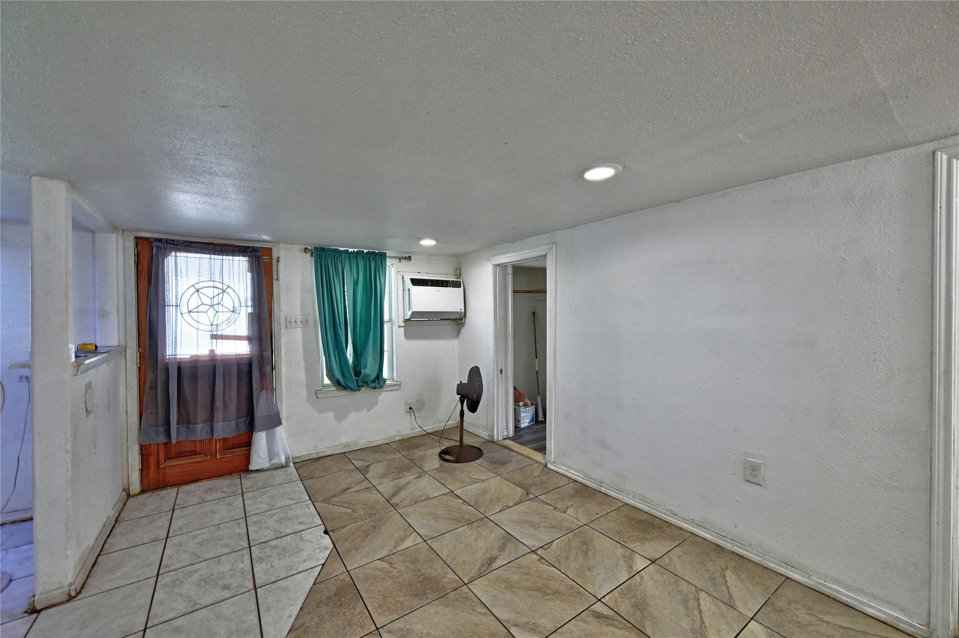 314 King Street, Houston, TX 77022 Family room
