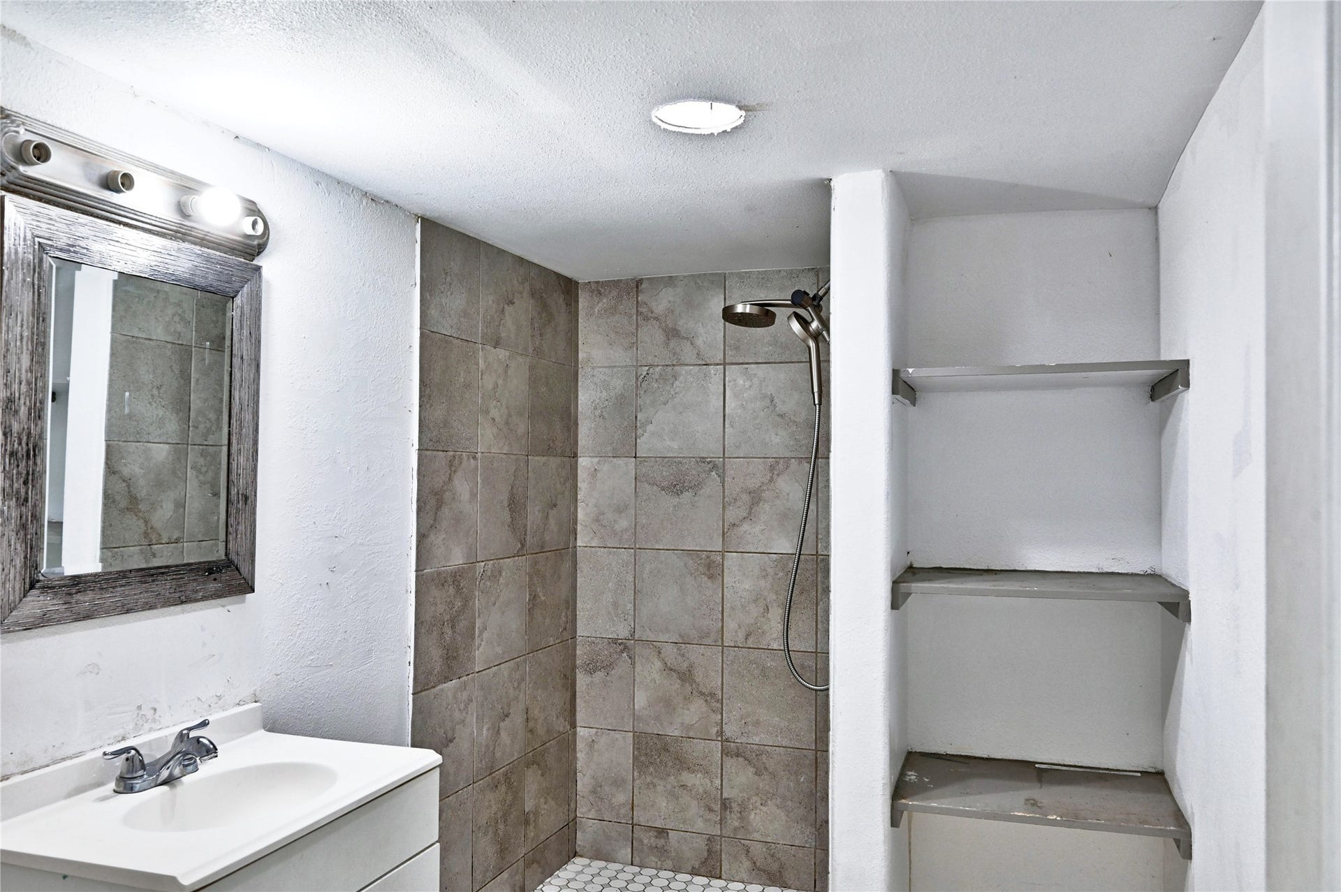 314 King Street, Houston, TX 77022 Primary bathroom