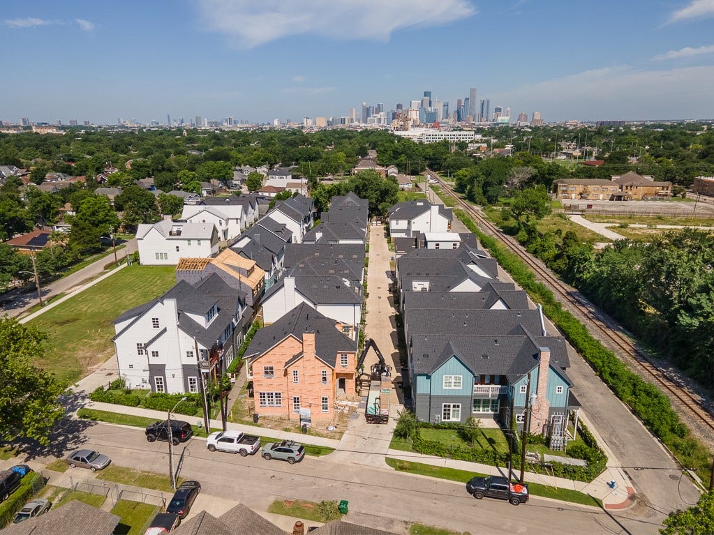 Eastwood Green close to Downtown and the light rail taking you into Downtown, Med Center, U of H, and more.