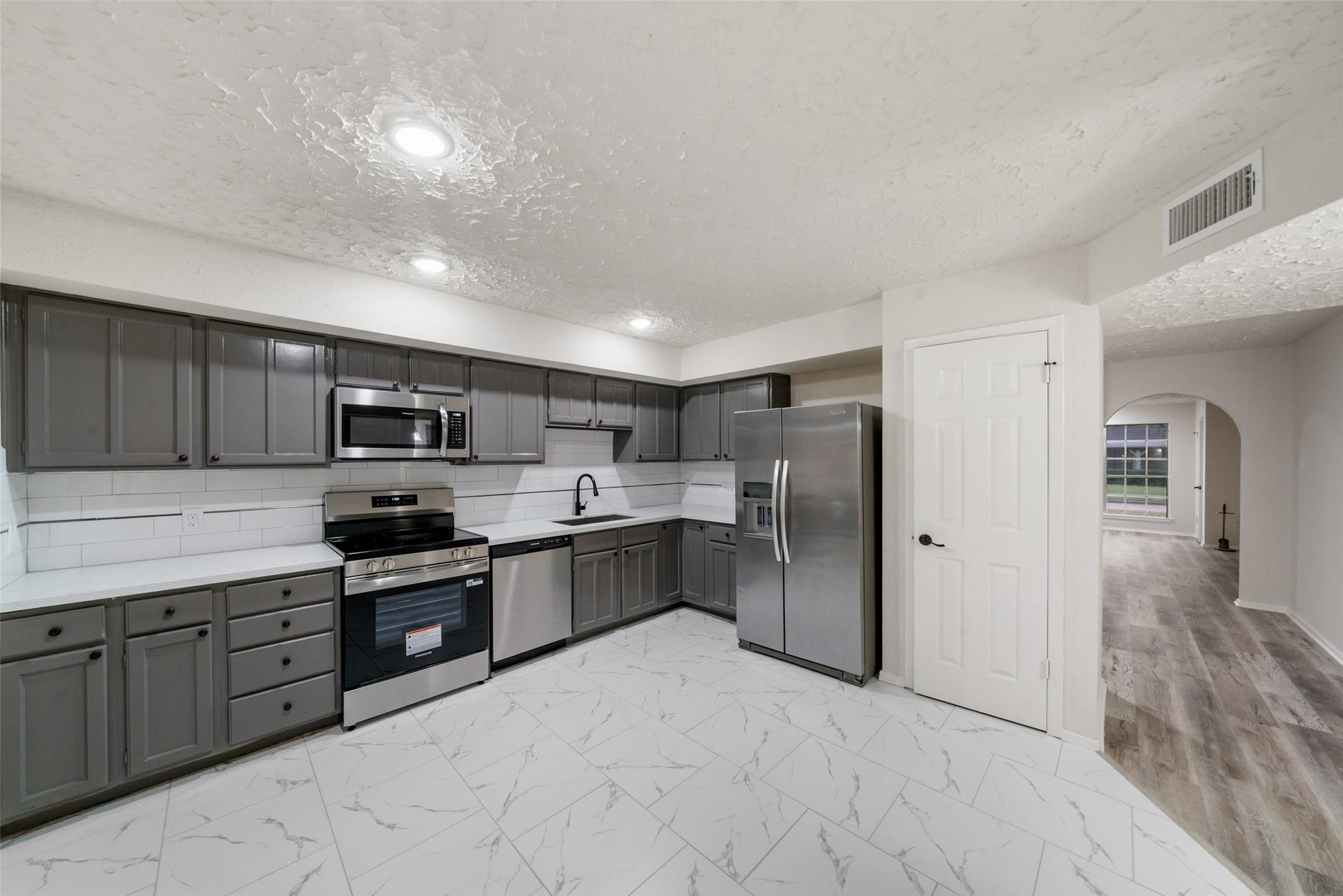 9230 Baronsmede Drive, Houston, TX 77083 9230 Baronsmede Drive, Houston, TX 77083