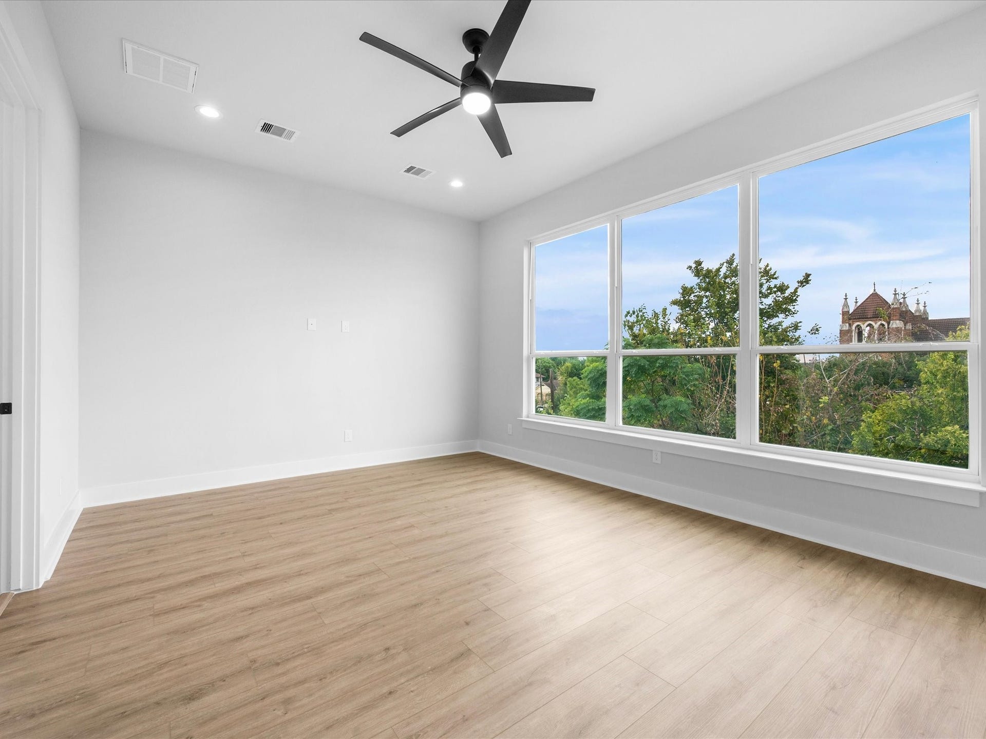 120 Estelle Street, Houston, TX 77003 Generous windows connect the interior with the surrounding cityscape, filling the home with natural light and highlighting its modern aesthetic.