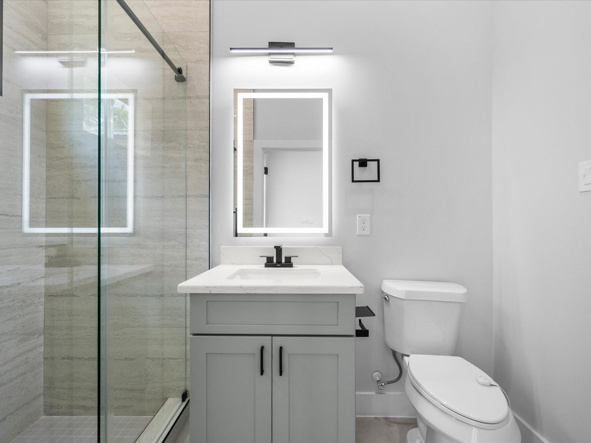 120 Estelle Street, Houston, TX 77003 Modern finishes and carefully selected details carry the home's contemporary aesthetic into the secondary bathroom, providing a private space for residents and guests.