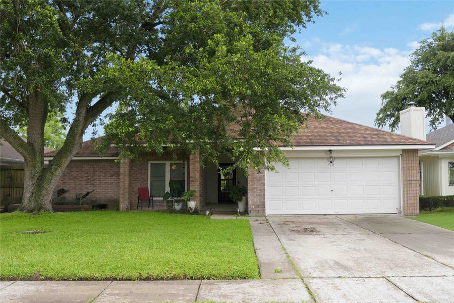 Property photo for 2118 Aberdeen Drive, League City, TX