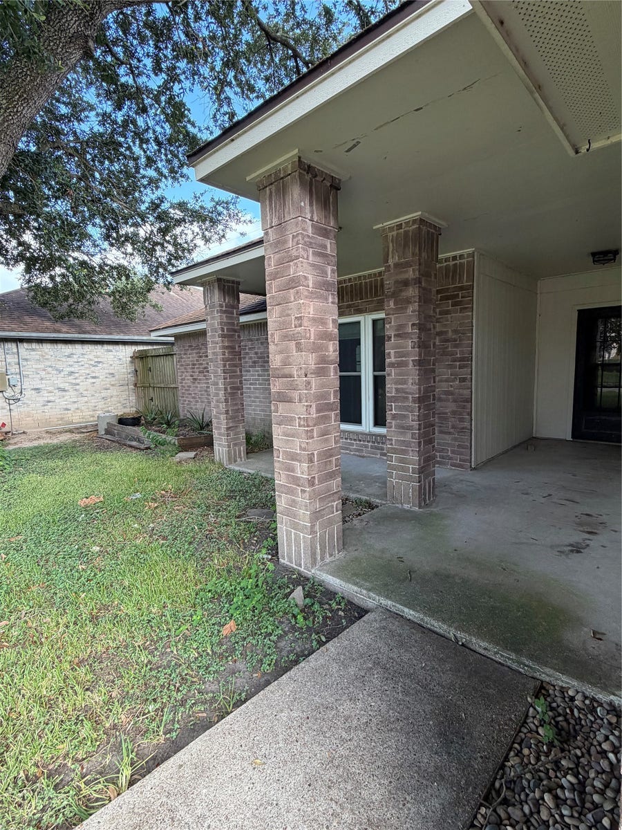 Property photo for 2118 Aberdeen Drive, League City, TX