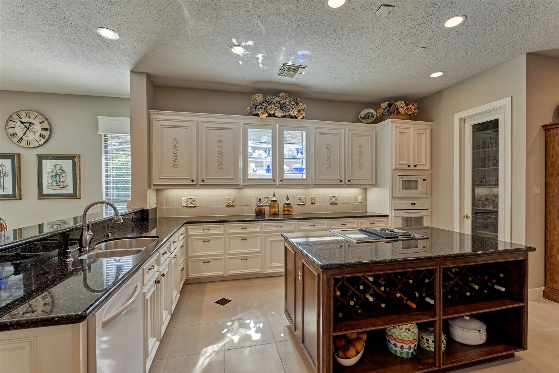 3073 Bentwater Drive, Montgomery, TX 77356 Gleaming granite countertops provide a nice contrast to the crisp white cabinetry.