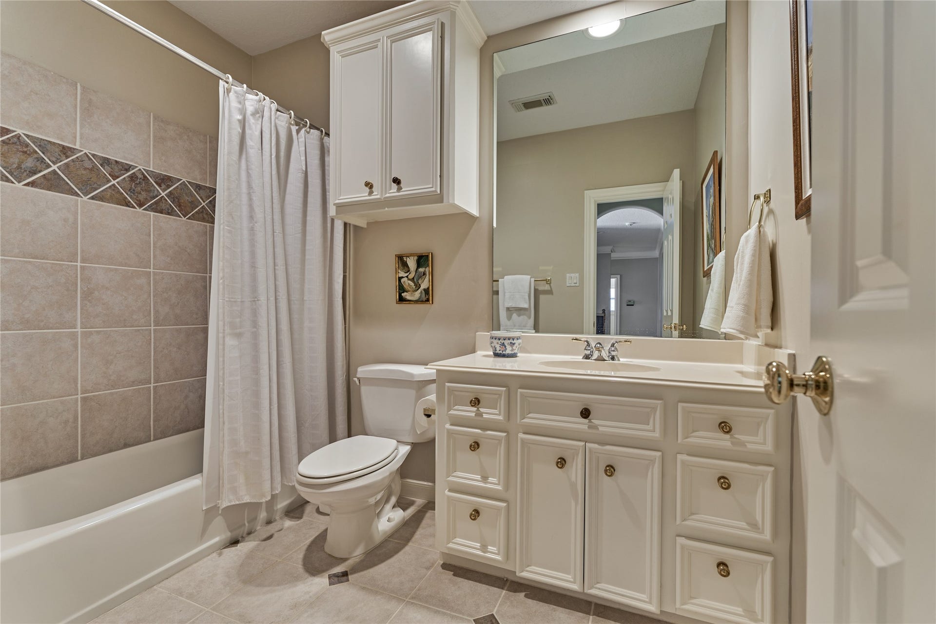 3073 Bentwater Drive, Montgomery, TX 77356 Shared bath for bedrooms 2 & 3.