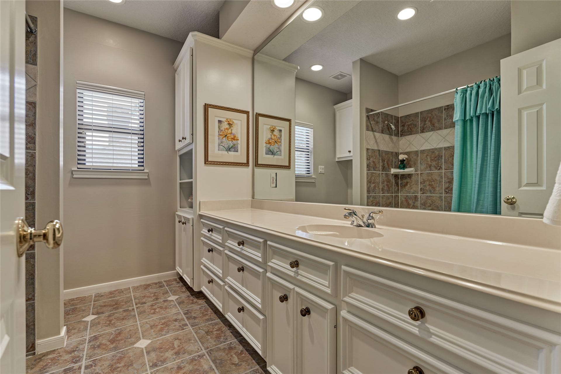 3073 Bentwater Drive, Montgomery, TX 77356 Full bath in hallway for bedroom #4.