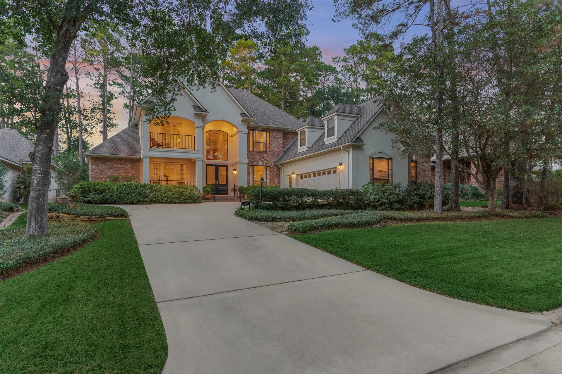 3073 Bentwater Drive, Montgomery, TX 77356 The elegant stucco and brick facade welcome you, with dormer windows above the 2-car garage adding a touch of classic charm. There is also a golf cart entry on the back of the garage.