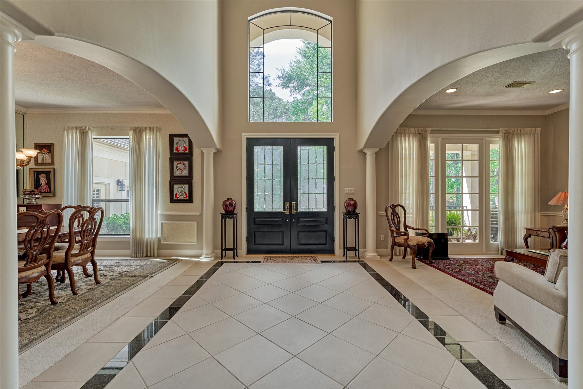 3073 Bentwater Drive, Montgomery, TX 77356 Soaring ceilings and abundant natural lighting provide an open and airy ambiance.