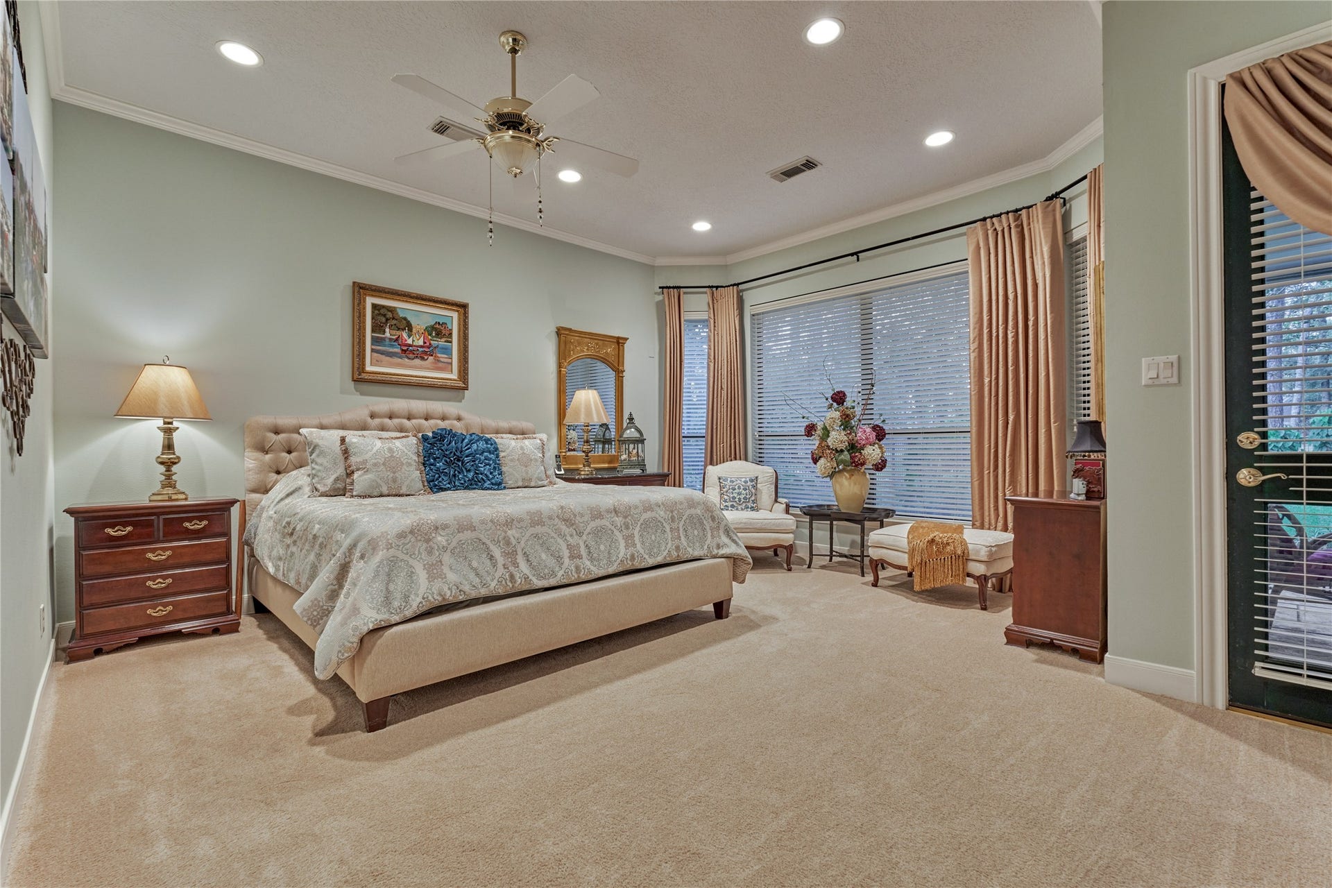 3073 Bentwater Drive, Montgomery, TX 77356 The primary retreat has a spacious sitting area with huge light filled windows to enjoy backyard views and access to back patio and yard.