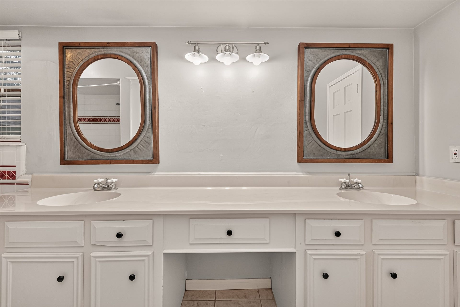 5410 Boyce Springs Drive, Houston, TX 77066 Primary bathroom