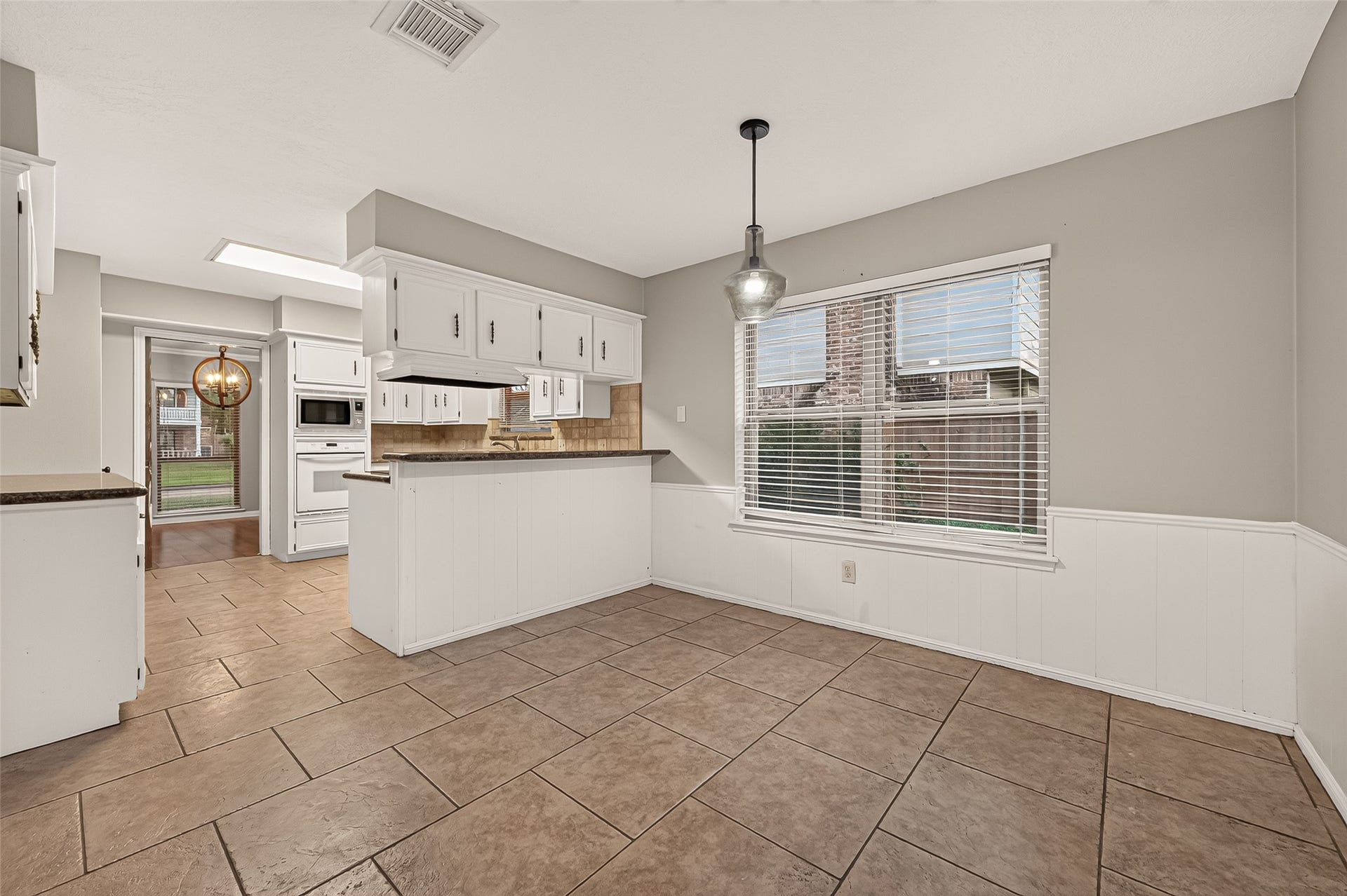 5410 Boyce Springs Drive, Houston, TX 77066 Breakfast area