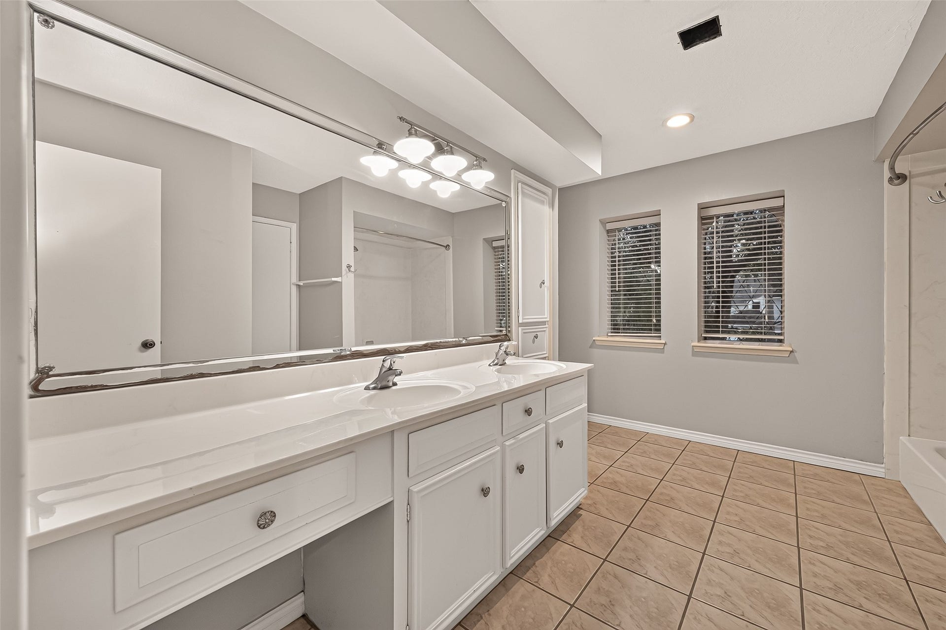 5410 Boyce Springs Drive, Houston, TX 77066 Full bathroom