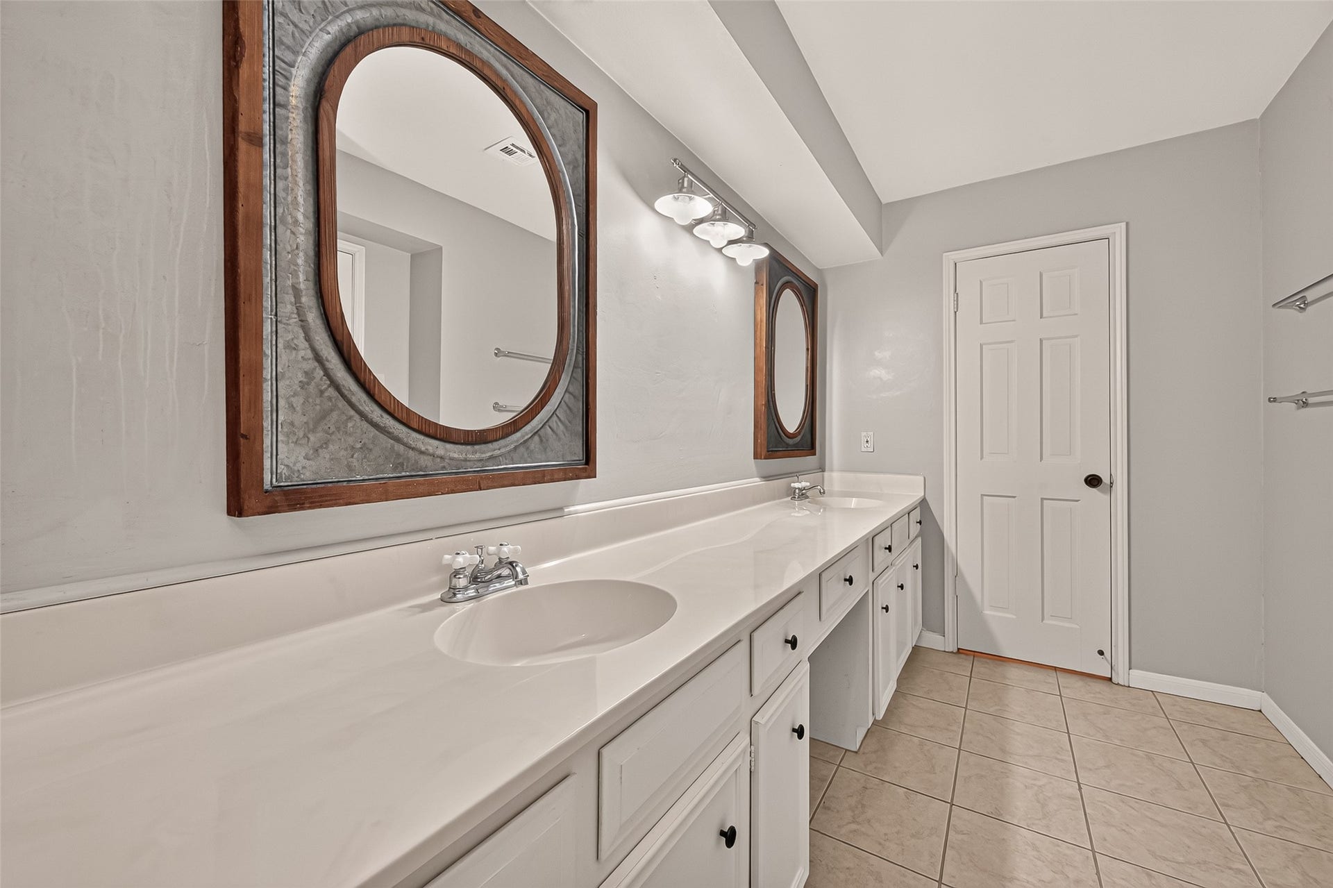 5410 Boyce Springs Drive, Houston, TX 77066 Primary bathroom
