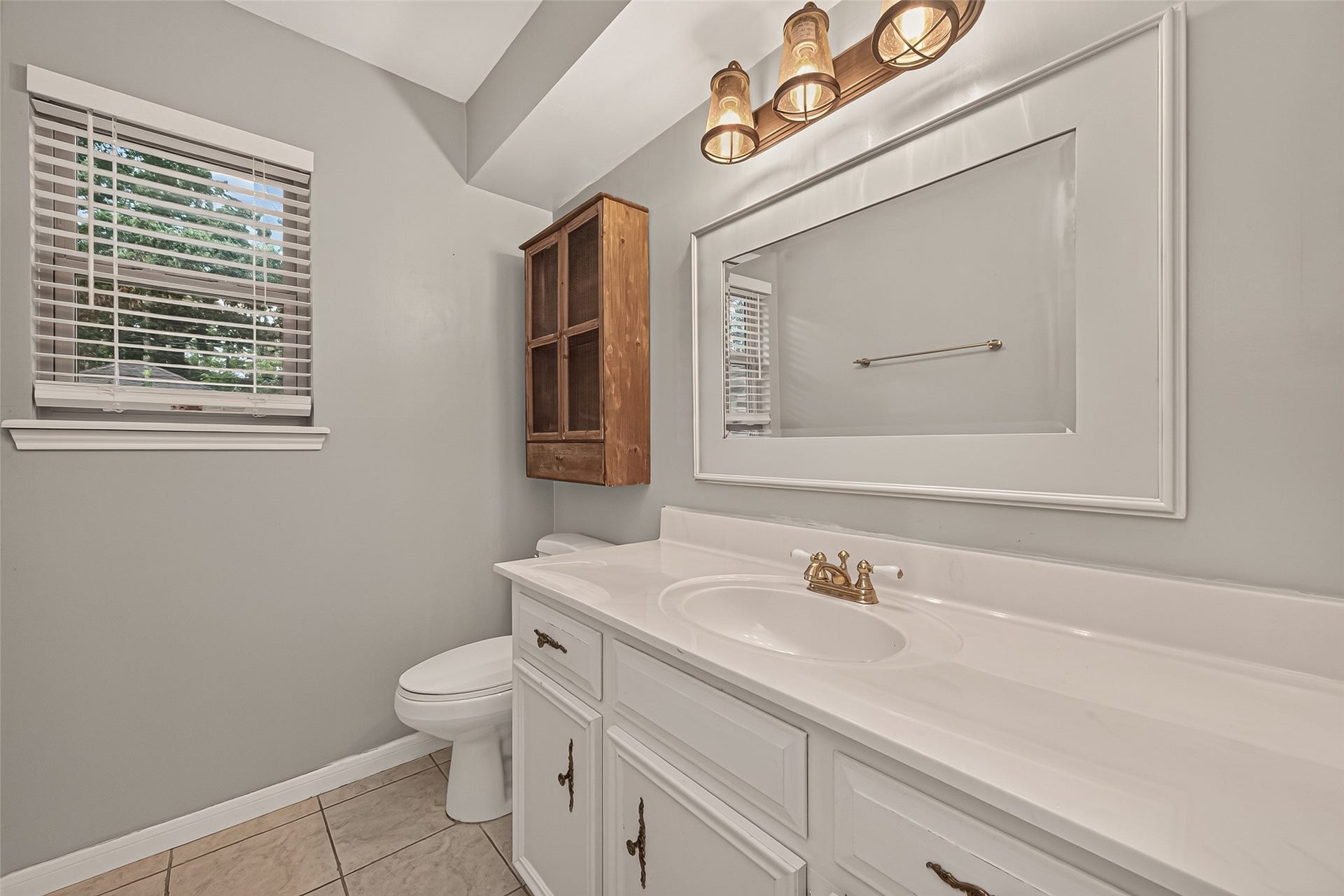 5410 Boyce Springs Drive, Houston, TX 77066 Half bathroom