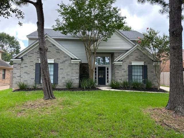 Property photo for 2102 Autumn Cove Drive, League City, TX