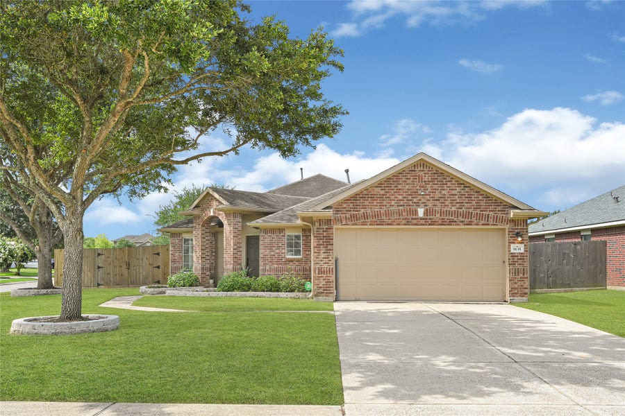 Property photo for 9135 Creekside Drive, Hitchcock, TX