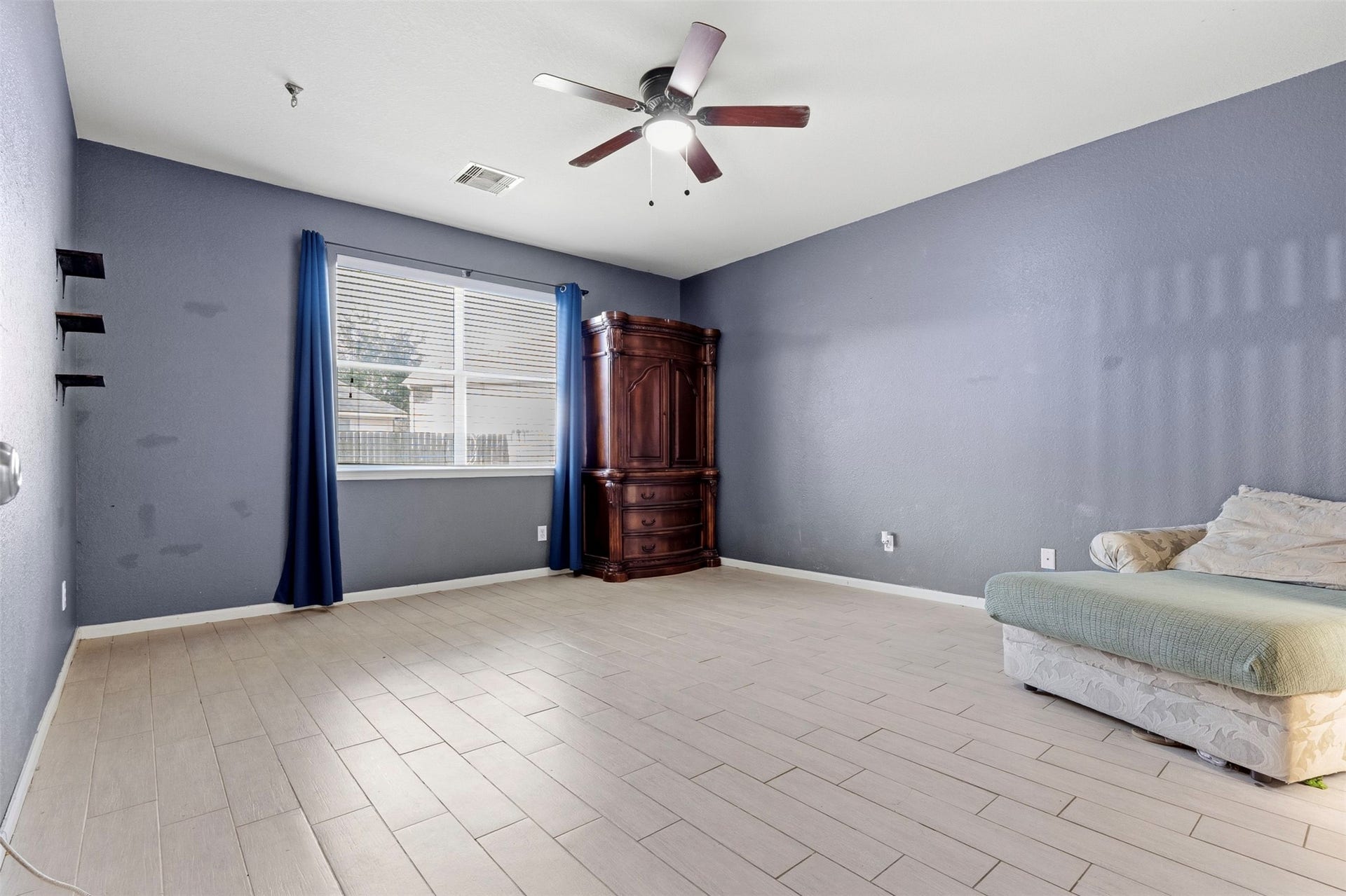 4112 S Meridian Greens Drive, Dickinson, TX 77539 Primary bedroom downstairs.