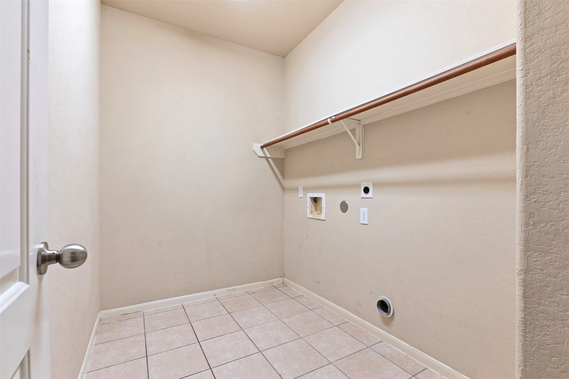 4112 S Meridian Greens Drive, Dickinson, TX 77539 In home laundry room