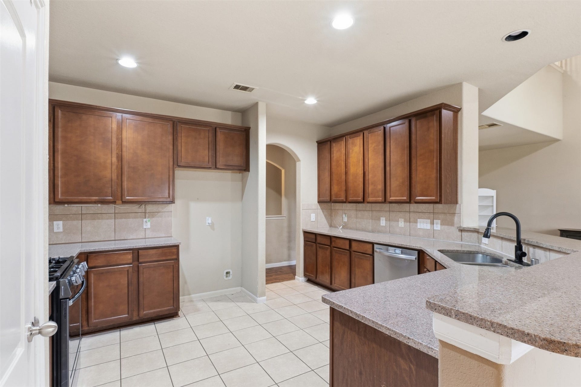 4112 S Meridian Greens Drive, Dickinson, TX 77539 Large kitchen with lots of storage!