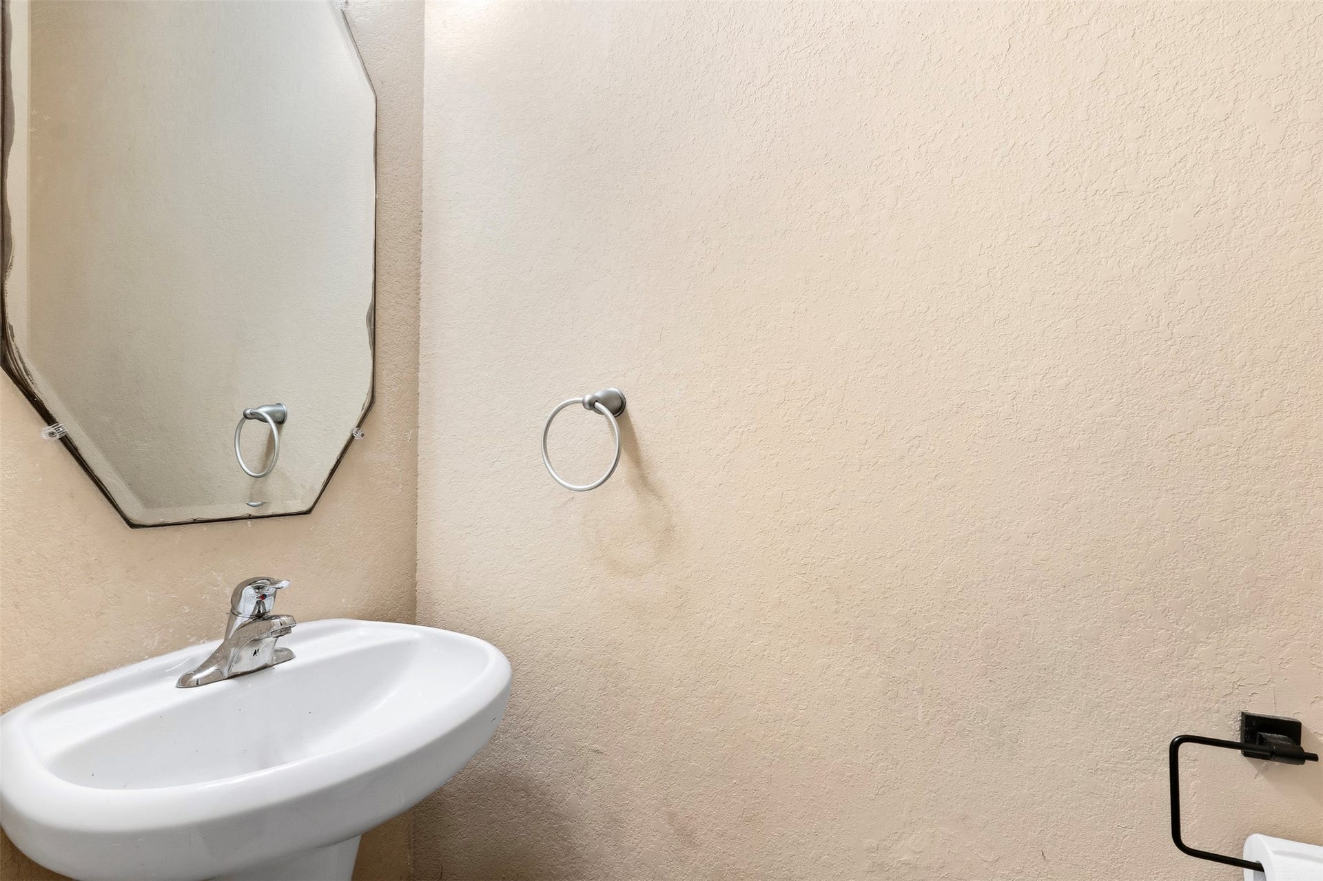 4112 S Meridian Greens Drive, Dickinson, TX 77539 Half bathroom downstairs