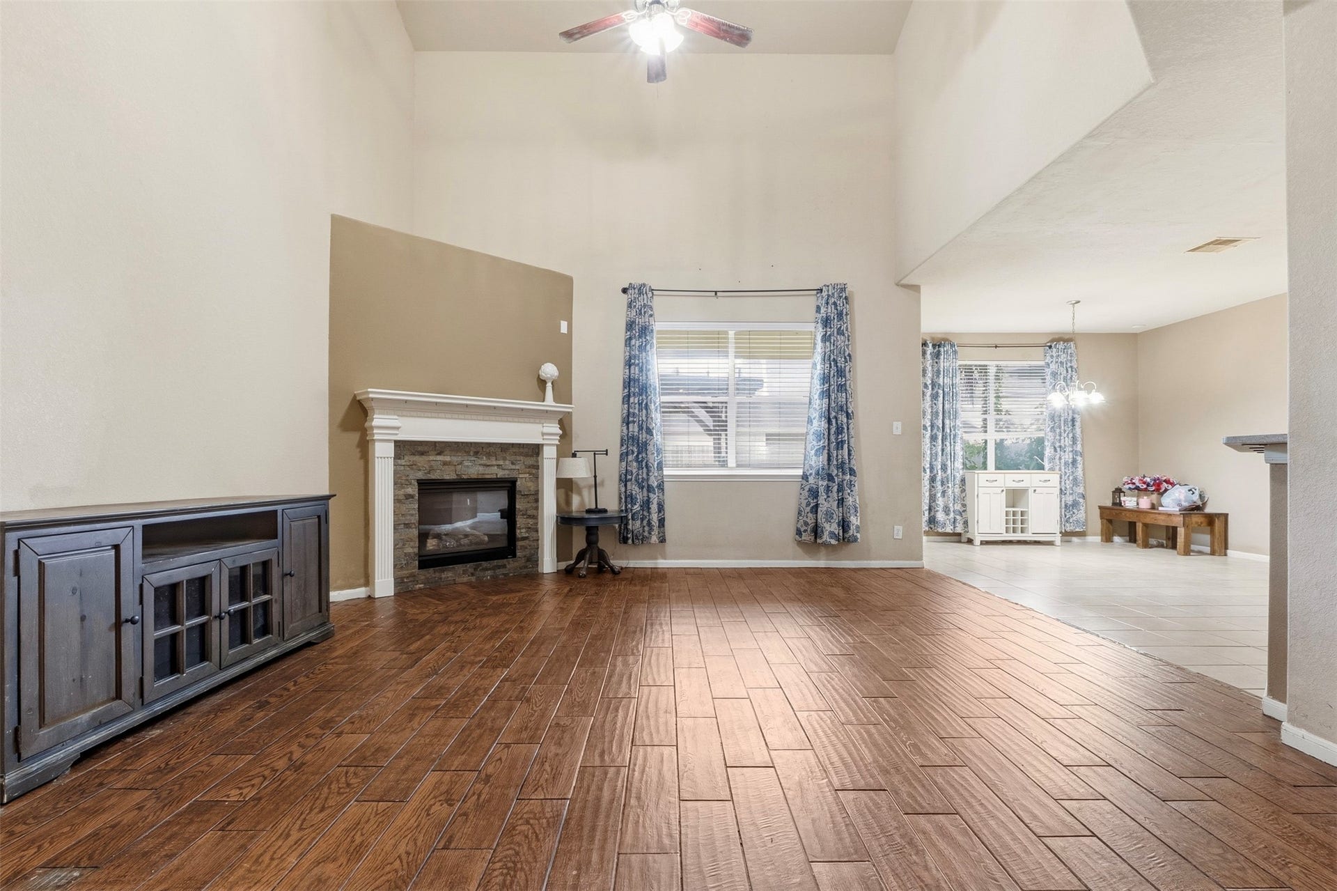 4112 S Meridian Greens Drive, Dickinson, TX 77539 Large living space open to the dining and kitchen.