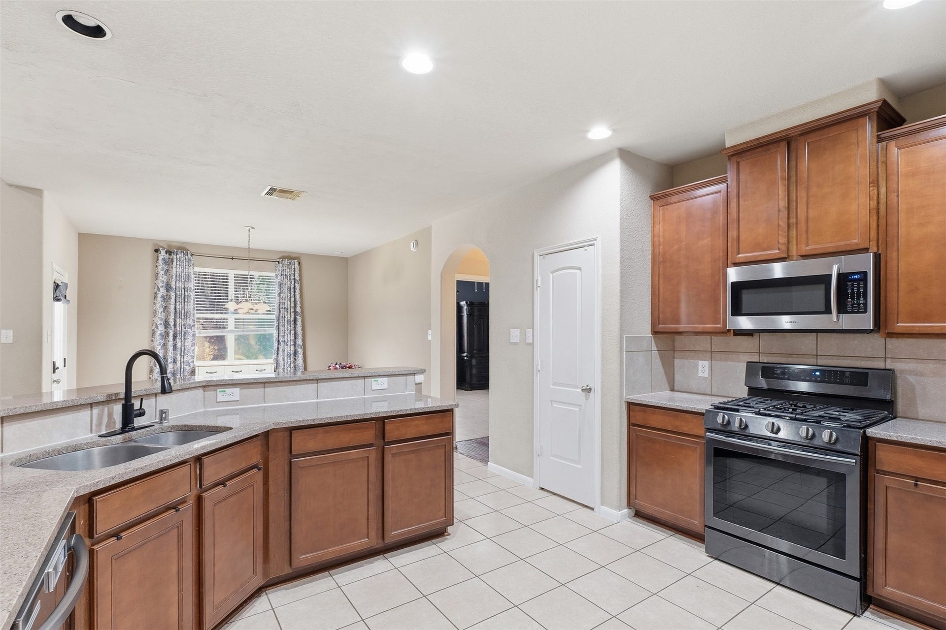 4112 S Meridian Greens Drive, Dickinson, TX 77539 Large kitchen with lots of storage and stainless steel appliances